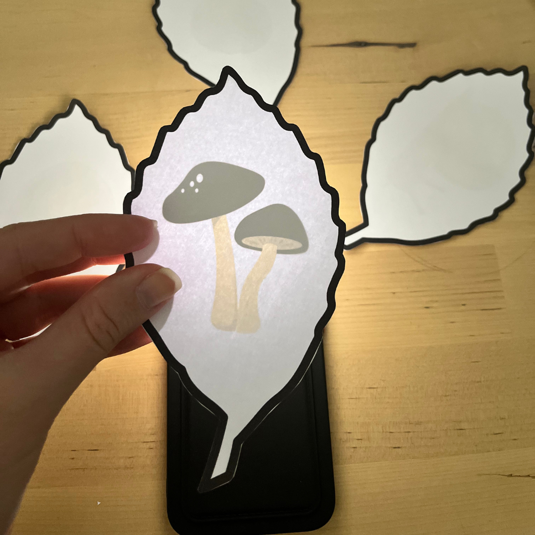 Hoja del otoño con dibujo de hongos dentro