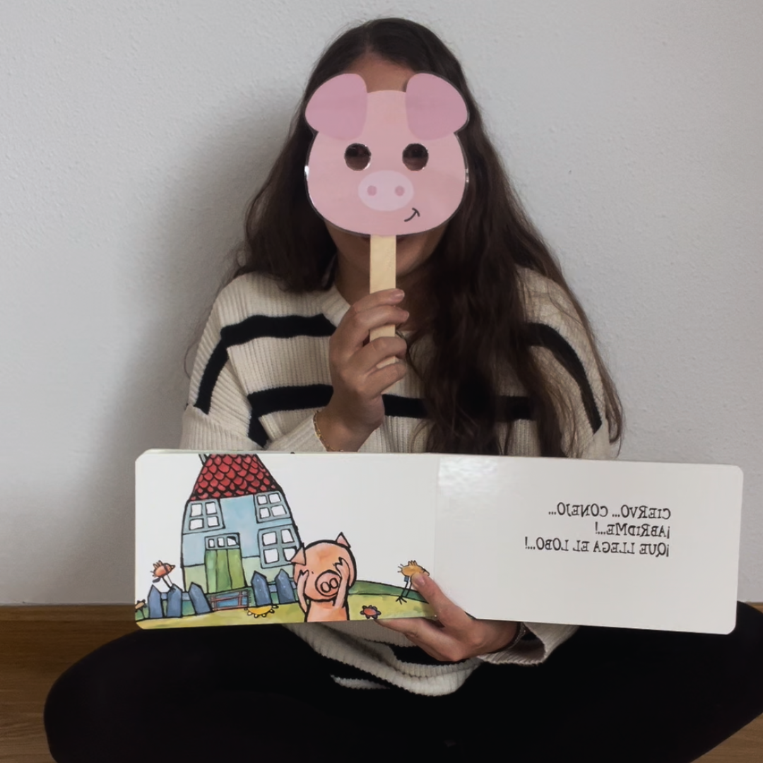 Maestra con máscara de cerdito contando un cuento