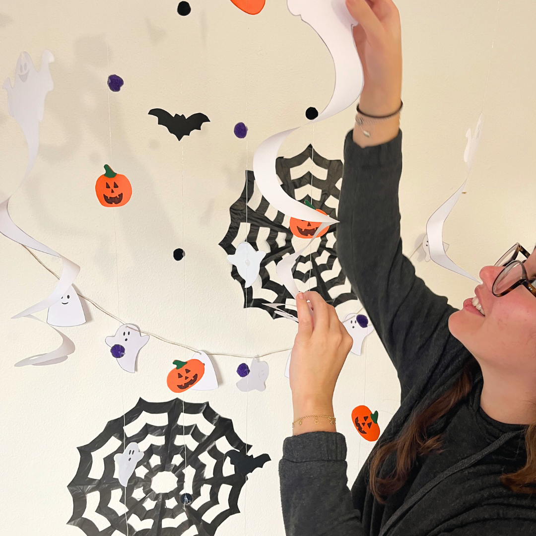 Maestra colgando adorno de Halloween 