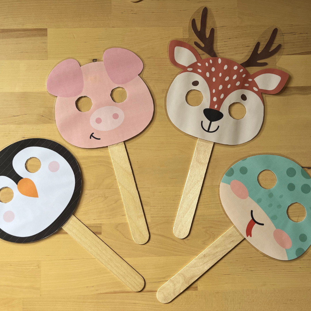 Máscaras de animales terminadas sobre fondo de madera