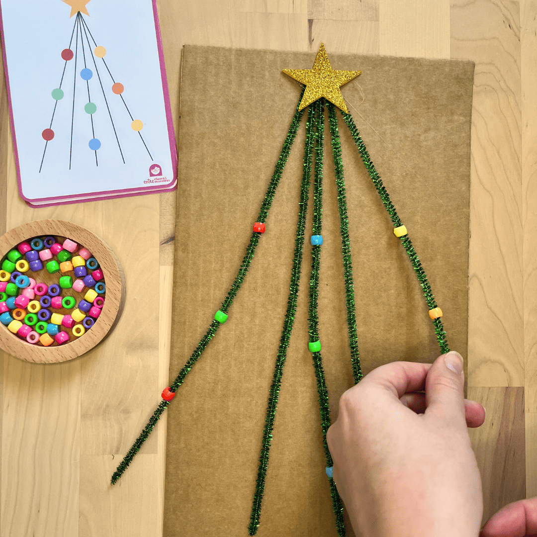 Maestra siguiendo las series de la tarjeta usando el juego navideño