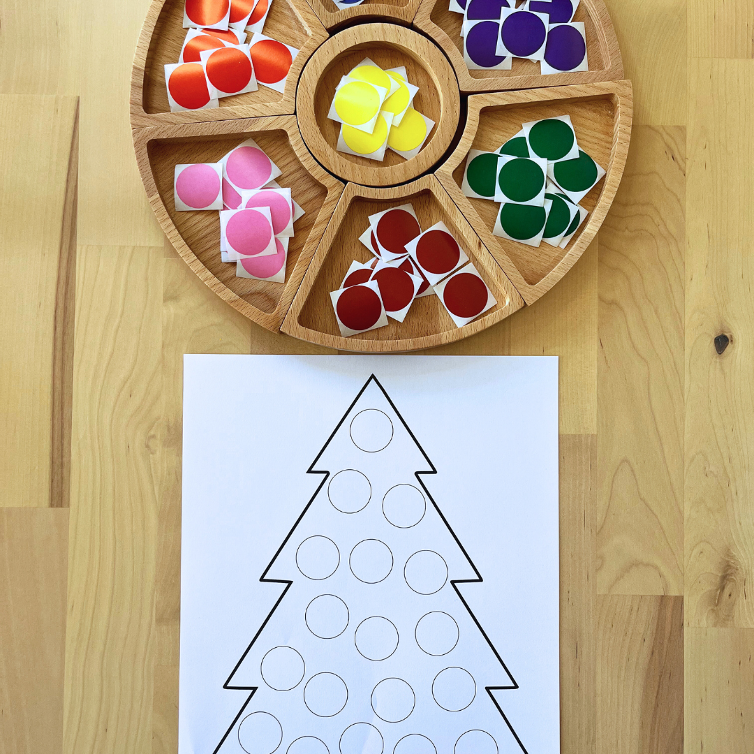 Actividad de poner pegatinas en el árbol de navidad