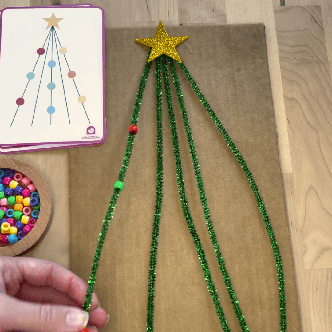 Maestra jugando con el juego navideño, siguiendo el patrón en la tarjeta