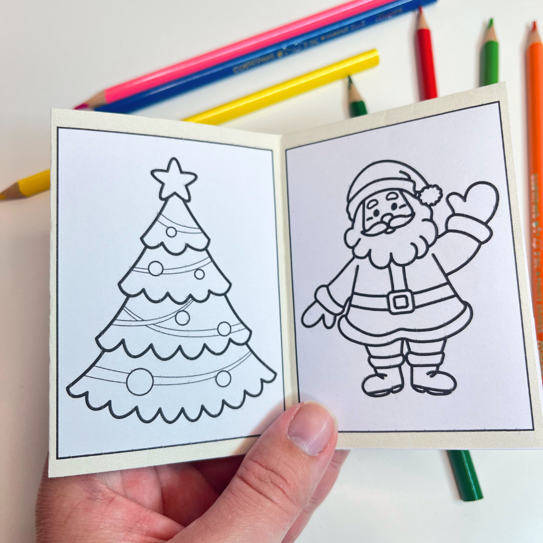 Página del librito con árbol de navidad y Papá Noel