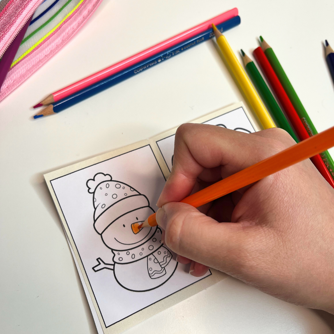 Maestra pintando el librito
