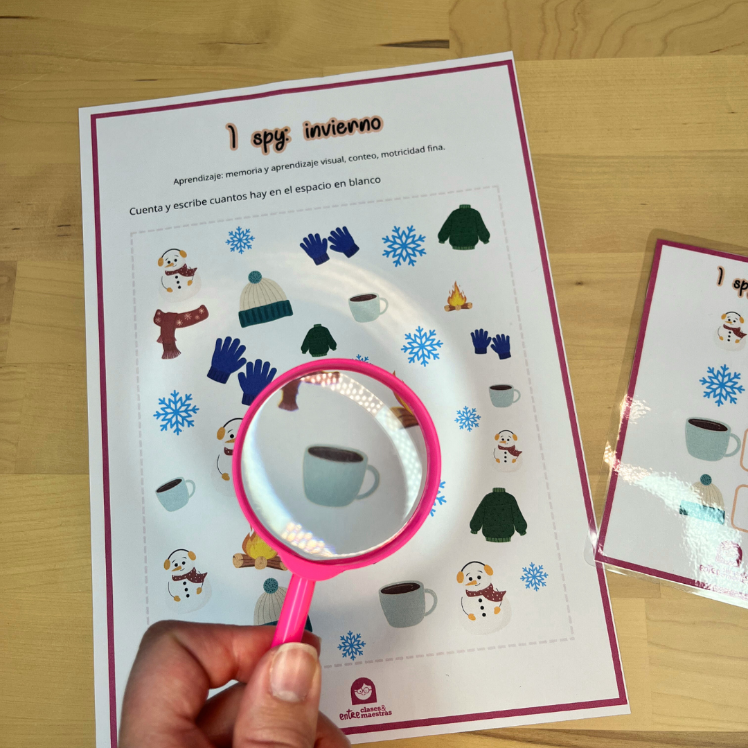 Maestra con una lupa jugando al juego I Spy